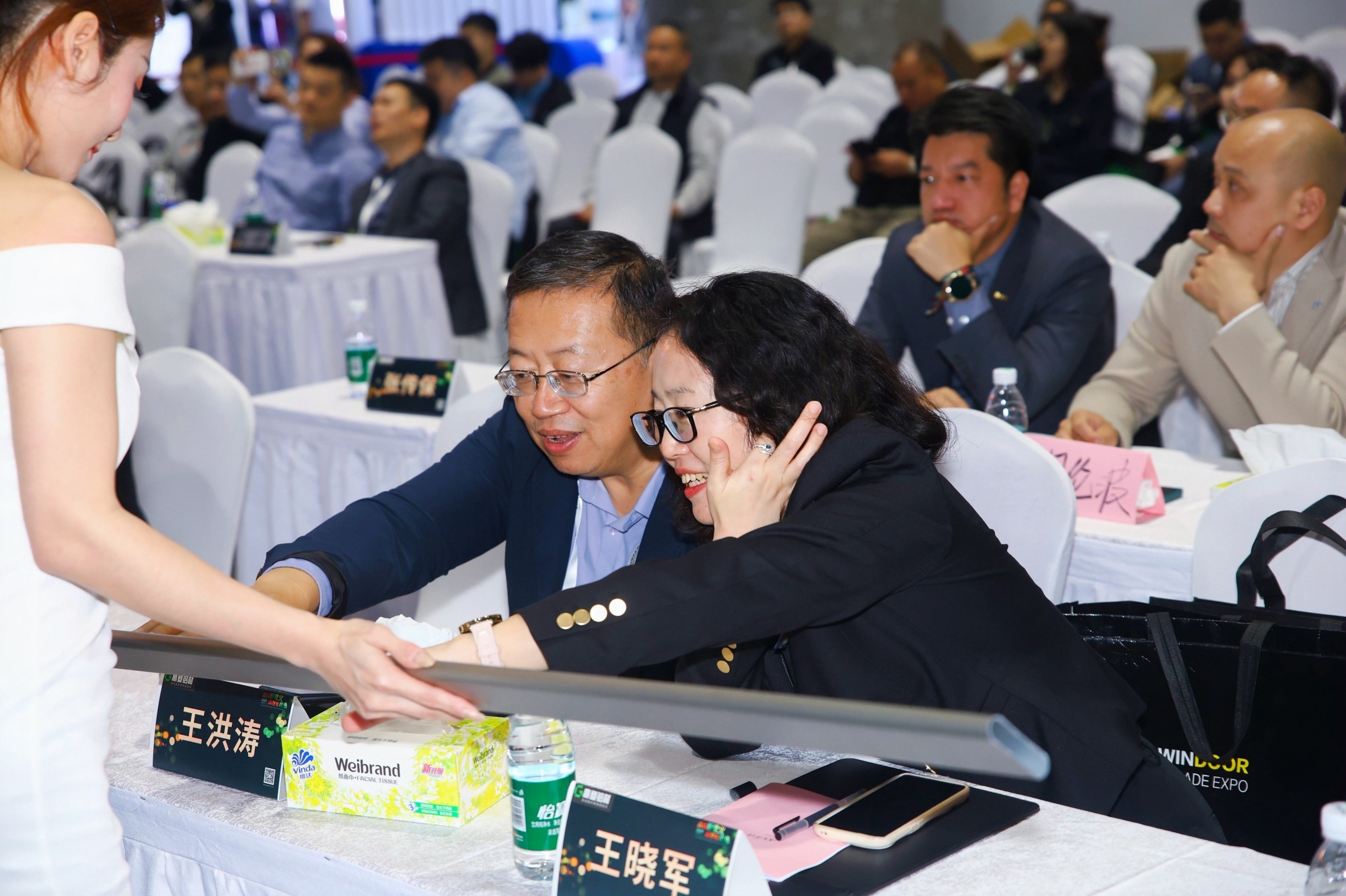 高端新定义，mg冰球突破十大平台更出色发布会