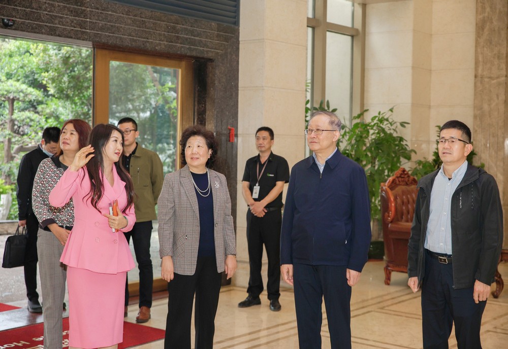 民建中央副主席李世杰、民建广东省委会主委李心、民建肇庆市委会主委潘锐波一行mg冰球突破十大平台调研工作